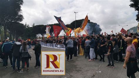 Manchester United Roma Lo Striscione Dei Tifosi A Trigoria