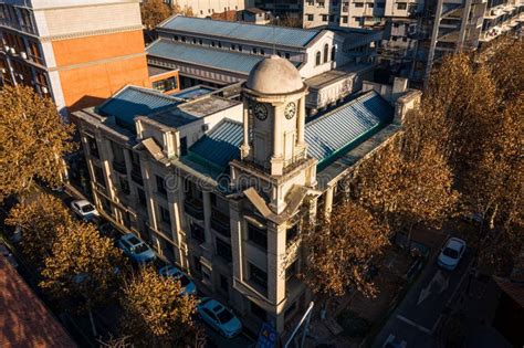 Edificio Antiguo Con Un Campanario Tradicional Y Un Techo Azul