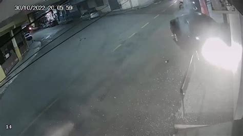 V Deo Carro Persegue Pm Em Moto Perde Controle E Bate Em Loja No Es