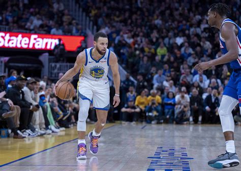 Watch Stephen Curry Plays Peacemaker To Save His Teammate