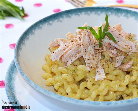 Fusilli lunghi con pollo asado y salsa cremosa de estragón y mascarpone