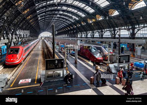 L Enorme Tetto Ad Arco E Le Piattaforme Della Stazione Ferroviaria Di