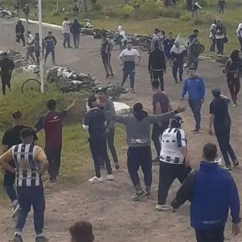 Hinchas De Talleres Y Piqueteros Se Enfrentaron En Una Batalla Campal