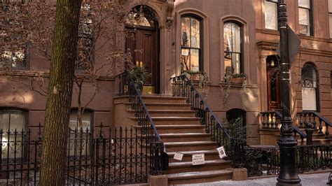 Carrie Bradshaws Sex And The City Brownstone Will Get Gate To Deter