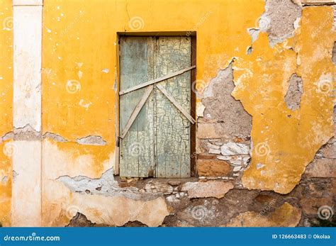 Ventana De Madera Vieja Bloqueada En La Pared Resistida Pintada