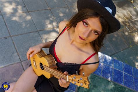 Sexy Spanish MILF Mavi Burbujita French Beauty Melany Furie Pose In