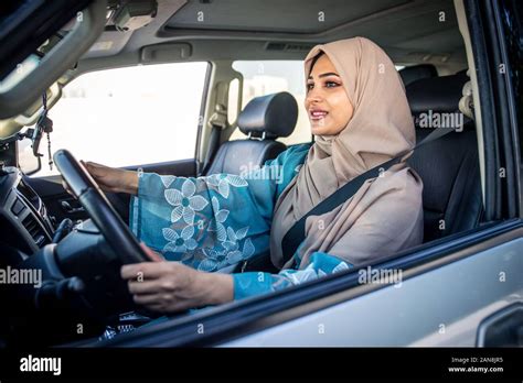 Bella Mujer En Dubai Portando Vestimenta Femenina Tradicional Abaya