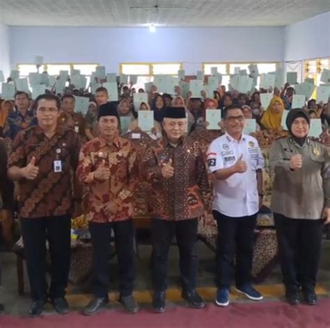 Desa Kasembon Bululawang Kabupaten Malang Serahkan 400 Sertifikat Tanah