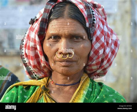 Goldener Nasenring Stockfotos und -bilder Kaufen - Alamy