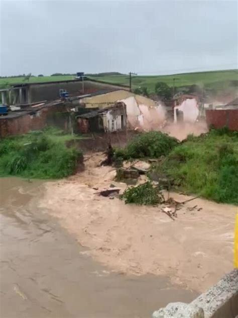 Sob Forte Chuva Atalaia Al Tem Desabamento De Casa Alagamentos E