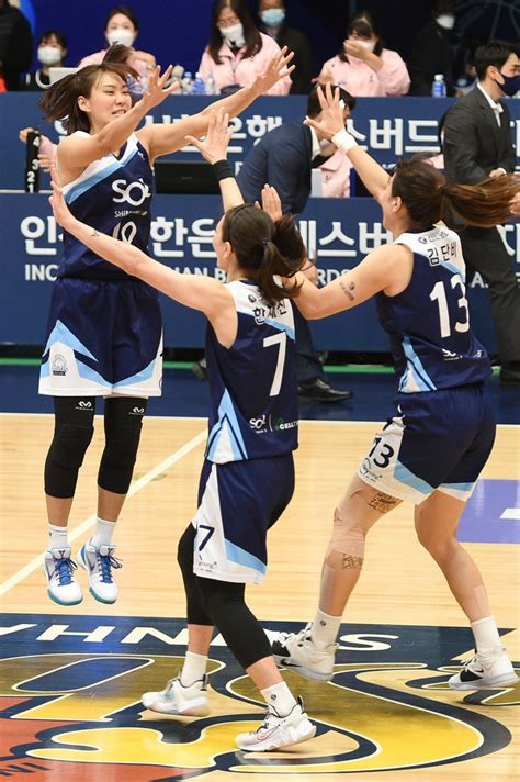 Wkbl 유승희 박혜진 묶고 23점 꽂고신한은행 우리은행 잡았다 ′단독 2위′