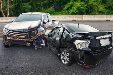 Da Os Por Accidente Automovil Stico En La Carretera Foto Premium