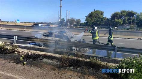 Paura Sulla Superstrada Auto Va A Fuoco Durante La Marcia