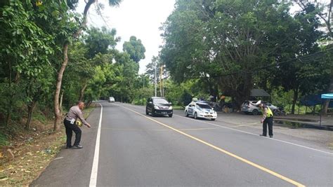 Gran Max Terbalik Dan Tabrak Ertiga Di Jalan Denpasar Gilimanuk