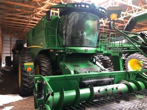 John Deere S680 Combine