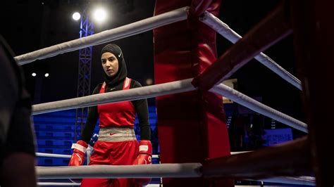 Boxerin und gläubige Muslima Mit Kopftuch durchgeboxt Zeina Nassar