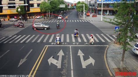 摩托车司机两次因闯红灯被撞 三湘都市报