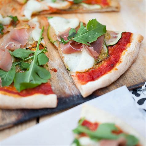 Recette Pizza Aux Courgettes Pesto Roquette Et Jambon Cru