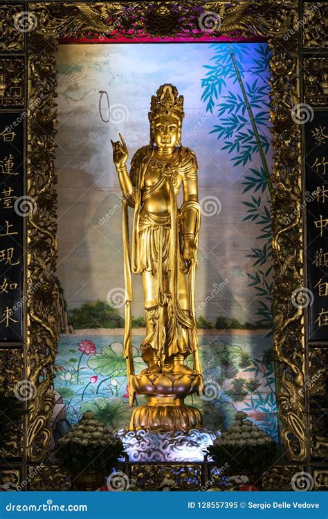 Estatua De La Diosa Guan Yin Bodhisattva Avalokitesvara En Un Templo En