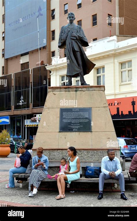 Mahatma gandhis statue hi-res stock photography and images - Alamy