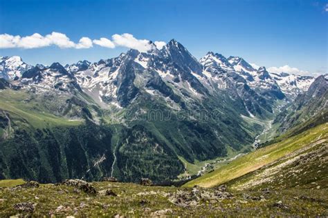 Hermosa Vista De Prados Alpinos En Las Montañas Del Cáucaso Foto de