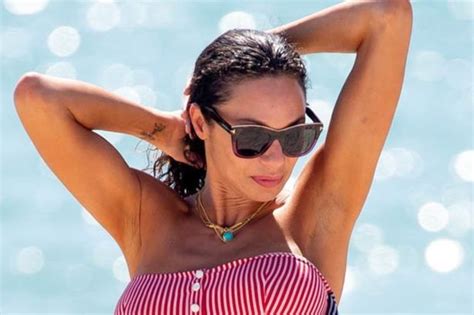 Boris Beckers Ex Wife Lilly Becker Shatters Thermometers In Bikini Expos Daily Star