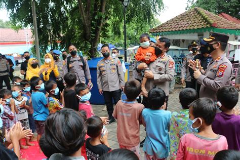 Trauma Healing Korban Banjir Banten Aksi Menghibur Kapolda Banten Dan