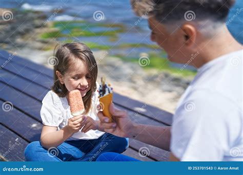 Padre E Hija Comiendo Helados Sentados En Un Banco A Orillas Del Mar