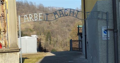 Espone Fuori Casa La Scritta Di Auschwitz Il Lavoro Rende Liberi E Si