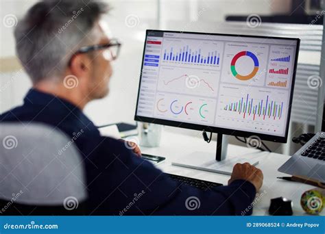 Analista De Datos De Negocios Mediante El Panel De Datos Kpi Foto De Archivo Imagen De Mayor