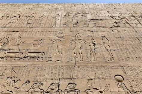 Escena Del Templo De Edfu En Edfu Egipto Foto Premium