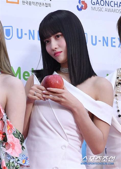 Twices Momo Appears At The Gaon Chart Music Awards With An Apple