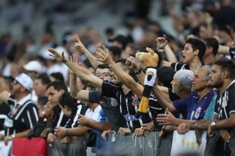 Corinthians é punido por cantos homofóbicos contra São Paulo e jogará