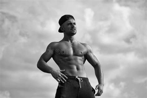 Ejercicios De Los Deportes Para Los Hombres Hombre Muscular Atractivo