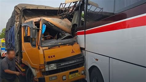 Kecelakaan Di Bandung Hari Ini Truk Tabrak Belakang Bus Primajasa Di