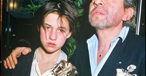 Charlotte Gainsbourg Et Son César Du Meilleur Espoir Féminin Pour Le Film L Effrontée Avec Son