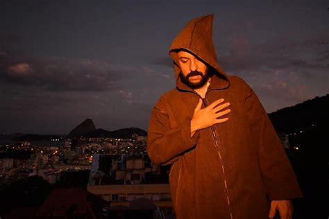 Gabriel o Pensador lança o single A Cura Tá No Coração em parceria