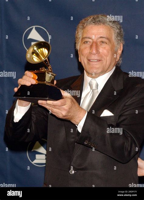 Photo de dossier datée du 23 02 03 de Tony Bennett avec le prix du