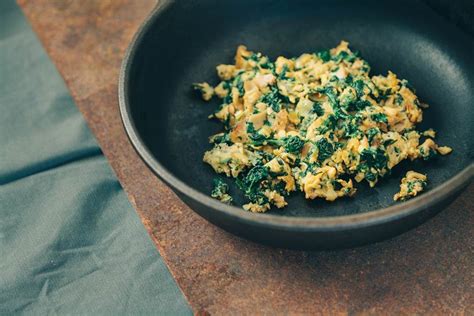 Schnelles Frühstück Rezept für Rührei mit Schinken Käse und Spinat