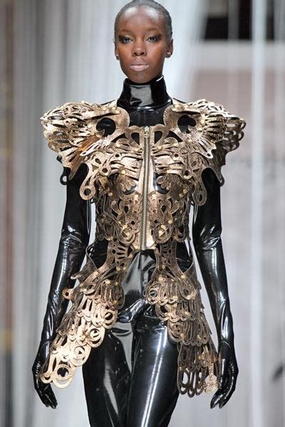 Por Dentro Da Moda Moda Futurista Com O Repercurssor Alexander Mcqueen