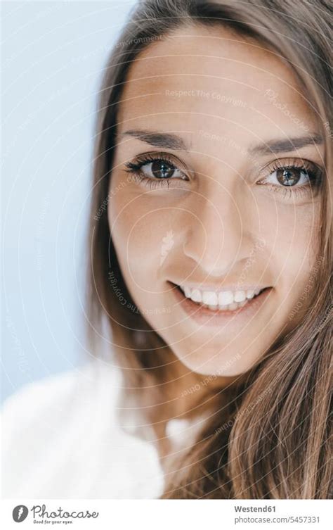 Porträt einer lächelnden jungen Frau mit kurzen Haaren eine Brille