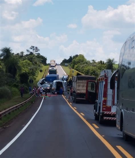 Acidente entre duas carretas e um ônibus interdita trecho da BR 163