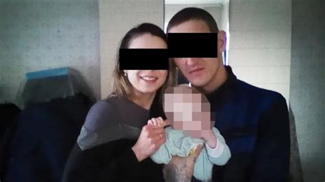 Девочки просидели ночь с мёртвыми родителями - YouTube