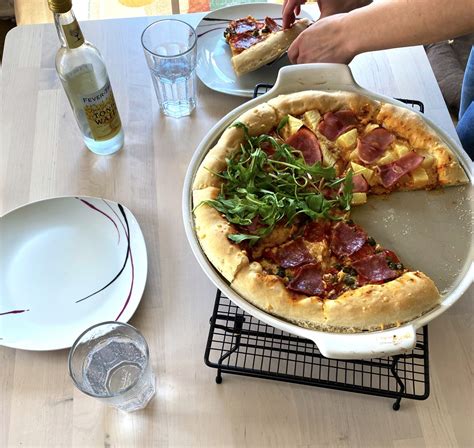 Pizza Mit Käserand Auf Dem Großen Runden Stein White Lady