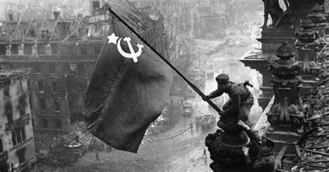 Historia de una imagen Izando la bandera sobre el Reichstag EL CAJÓN