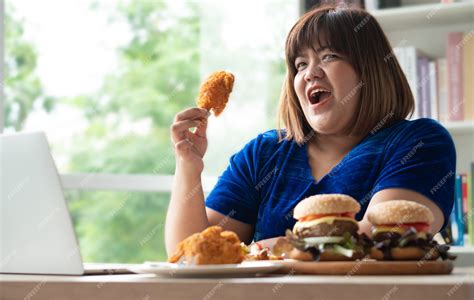 Premium Photo Hungry Overweight Woman Holding Fried Chicken Hamburger