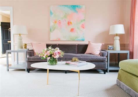 6 Desain Ruang Tamu dengan Sentuhan Warna Pink Pastel yang Chic & Feminim | InteriorDesign.id