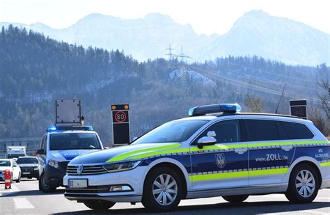 Hza A Einfuhrschmuggel Auf Der Autobahn Zoll Stoppt Mehrere