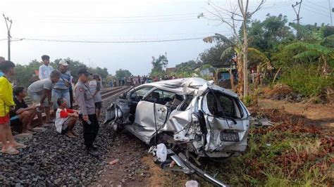 Mobil Berpenumpang 6 Orang Ringsek Ditabrak KA Bangunkarta Di Cirebon