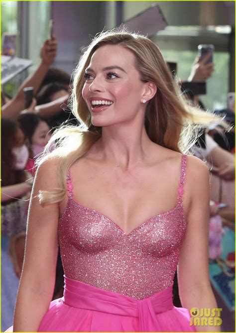 Photo Margot Robbie Birthday Cake Korea Premiere Barbie America